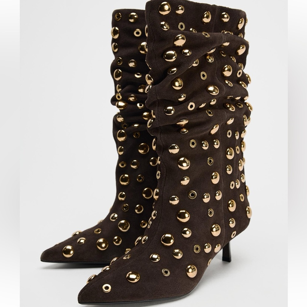 SUEDE STUDDED ANKLE BOOTS
BROWN
